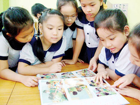 Hoạt động trải nghiệm: “EM LÀM THIỆP TẶNG CÔ VÀ MẸ” chào mừng ngày 8/3 của các bạn học sinh trường TH Nguyễn Văn Cừ.