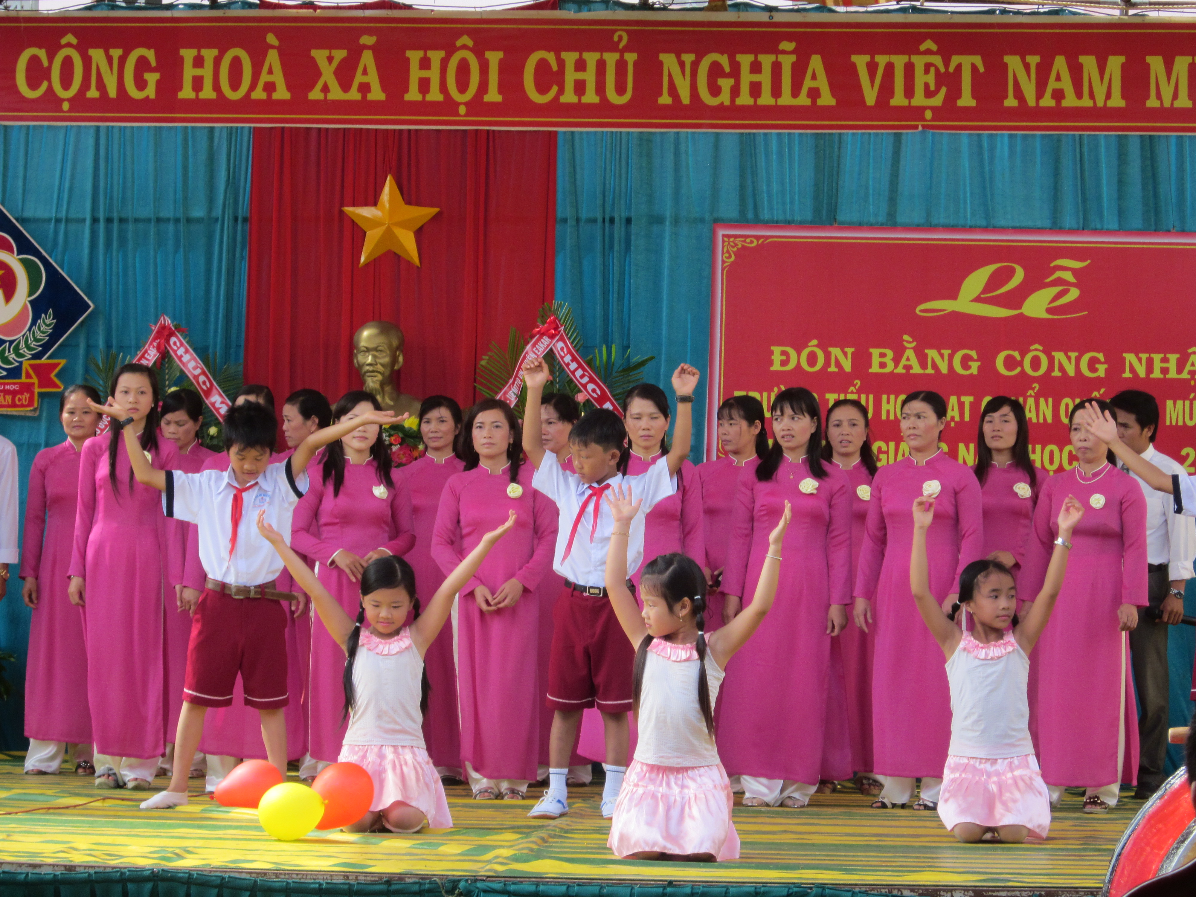 Lễ đón bằng công nhận trường đạt chuẩn mức độ II