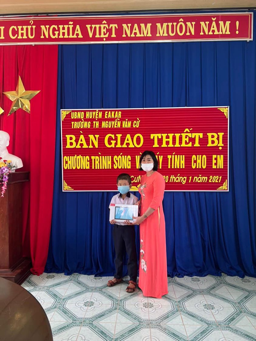 LỄ BÀN GIAO THIẾT BỊ CHƯƠNG TRÌNH SÓNG VÀ MÁY TÍNH CHO EM NĂM HỌC 2021 – 2022