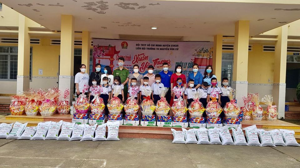 Sáng ngày 26/1/2022 Liên đội trường TH Nguyễn Văn Cừ đã tổ chức thành công chương trình “XUÂN YÊU THƯƠNG – TRIỆU LY SỮA TẶNG HỌC SINH NGHÈO TẾT 2022”.